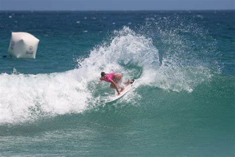 Surfe: Luana Silva faz história ao conquistar título mundial júnior nas Filipinas