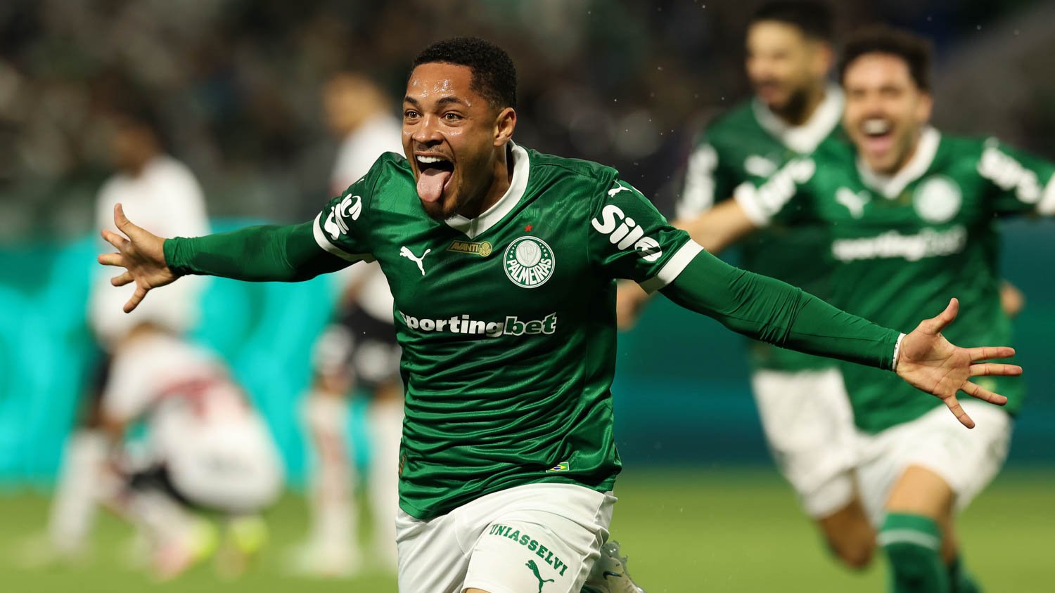 O jogador Vitor Roque, da SE Palmeiras, comemora seu gol contra a equipe do São Paulo FC, durante partida válida pela oitava rodada, do Campeonato Brasileiro, Série A, na Arena Barueri. (Foto: Cesar Greco/Palmeiras/by Canon)
