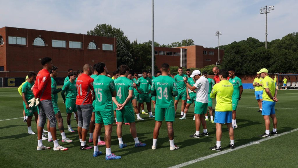 O técnico Abel Ferreira, da SE Palmeiras, conmversa com o elenco durante treinamento, na Universidade da Carolina do Norte. (Foto: Cesar Greco/Palmeiras/by Canon)
